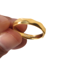 Konzentrieren Sie sich auf das perfekt glatte Innere des goldenen Stahlrings, um einen benutzerdefinierten Lasergravur aufzunehm
