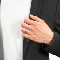 Anello moderno di alleanza per donna e uomo in acciaio a due colori con fascia centrale in argento spazzolato e bordi placcati i 2