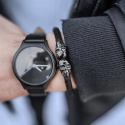 Mann, der das schwarze geflochtene Biker-Armband mit seinen beiden schwarzen Edelstahlkopfköpfen trägt.