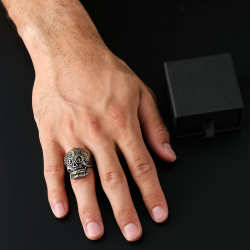 Anillo de punto moderno y amplio para hombre en acero inoxidable de dos tonos tallado en forma de cabeza de muerte mexicana 2
