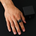 Bat Gothic Ring brachte von einem Mann mit dem Finger, der einen mysteriösen und mutigen Stil behauptet.