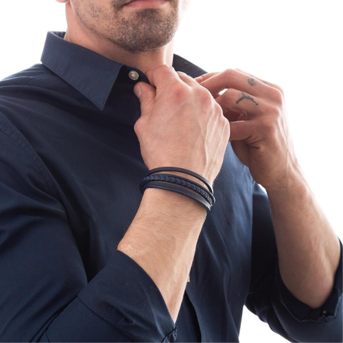 Bracciale in pelle multi-rango della chiusura in acciaio nero blu indossato da un uomo