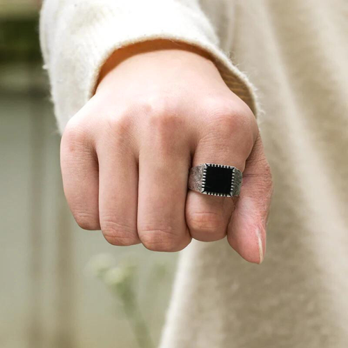 Chevalière Homme Carrée Acier Inoxydable aspect Vielli et Plateau Face Agate Noire