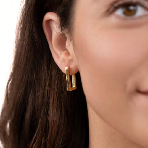Mujer mareoles con bisagras rectangulares minimalistas en acero inoxidable de oro