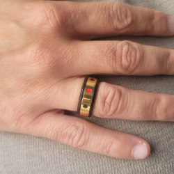 Anello rotante moderno e ampio per gli uomini in acciaio nero con una striscia centrale dorata adornata con simboli della carta  2