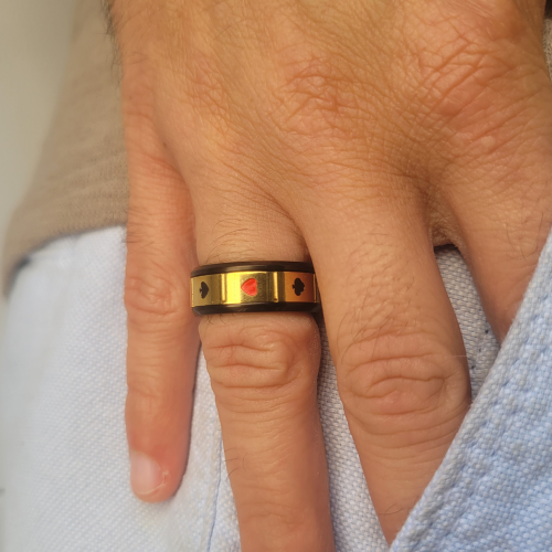 Anti Stress Ring für Männer in Schwarz und Gold Farbe Stahl Rotative Angst Spin Poker Karten