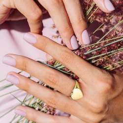 Anillo de sello mujer acero dorado con oro fino personalizado forma corazón