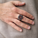 Anillo de hombre grande Cruz de Malta llevada a mano que ilustra su volumen XXL y su presencia