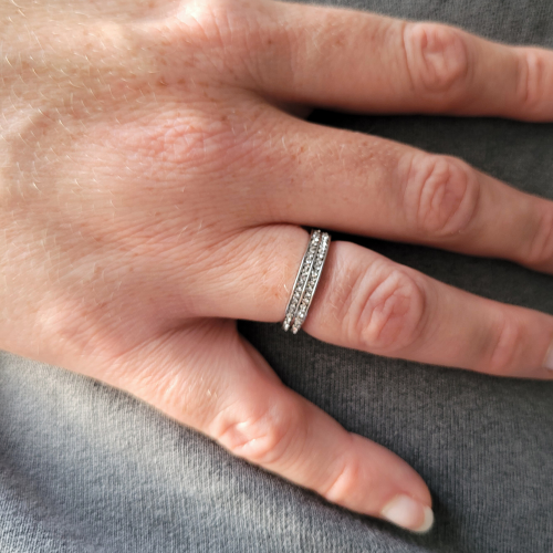 Fede nuziale da donna con diamante da 4 mm: un anello per l'eternità