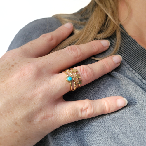 Anello regolabile ha attraversato le righe in acciaio dorato: per migliorare il vostro stile