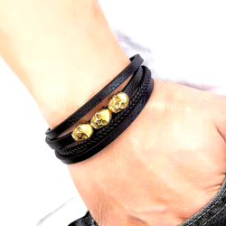 Armband für Herren aus Leder mit drei Totenköpfen und Edelstahl-Gold-Magnetverschluss, anpassbar