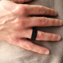 Anello di stress nero con catena rotante trasportata in elegante dito da un uomo
