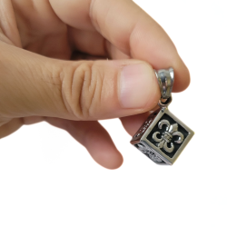 Collier Pendentif Cube Fleur de Lys en Acier Inoxydable...