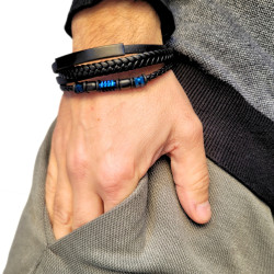 Bracciale in pelle intrecciata e piatta che mostra la chiusura magnetica, la piastra di masterizzazione e i cilindri in acciaio  2