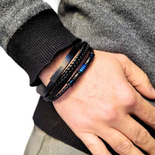 Schließen Sie oben auf dem Handgelenk einer Mannhand in der Tasche, markiert das Lederarmband 3-Kabeln und sein modernes Design.