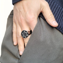 Anillo de perilla moderno y amplio para acero inoxidable con meseta adornada con una estrella de David sobre fondo negro 2