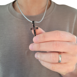Croce di Gesù Ciondolo uomo in acciaio e carbonio nero e catena inclusa