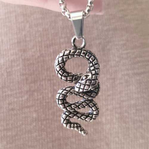 Collana con ciondolo a forma di serpente ondulato e catena da uomo in acciaio inossidabile inclusa