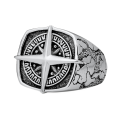 Anillo de hombre de acero inoxidable moderno y ancho con una brújula de alivio en un entorno cuadrado