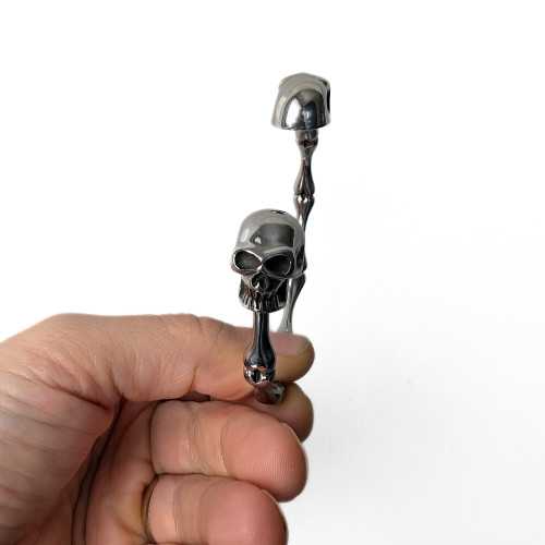 Armreif für Herren aus Edelstahl mit Skelett-Motiv und Doppel-Totenkopf