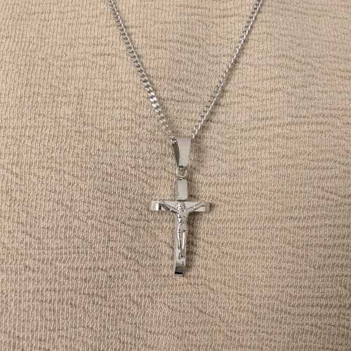Primo piano sul pendente a croce in acciaio inossidabile trasversale, evidenziando la rappresentazione dettagliata di Cristo Ges