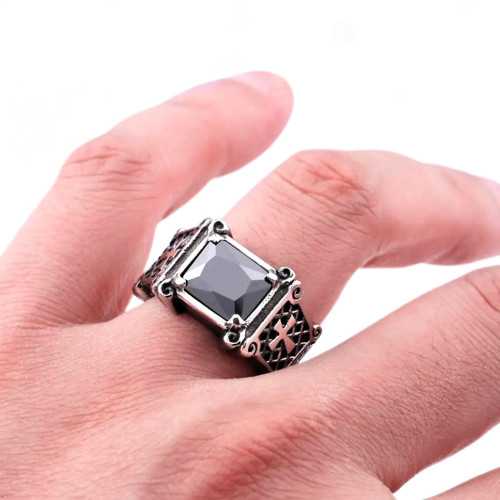 Bague pour Homme en Acier Inoxydable et Pierre Noire Avec Croix Templier - Chevalière Royaliste