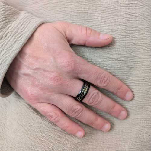 Runic Alphabet Anillo Viking usado en el dedo de un hombre para afirmar un estilo moderno, histórico diario