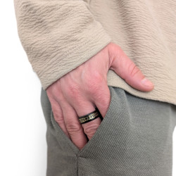 Moderner und breiter Ring für den Mann in schwarzem Edelstahl verziert mit 24 Buchstaben des Alphabet Runique Viking Futhark Gol 2