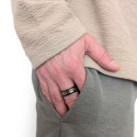 Runic anillo vikingo usado en el dedo de un hombre para afirmar un estilo fuerte, histórico y original a diario