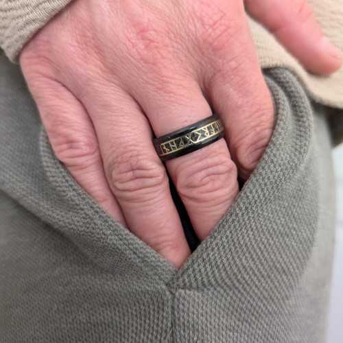 Runic Runic Viking Ring ponderado con un hombre para afirmar un estilo fuerte e histórico para un fan de la mitología