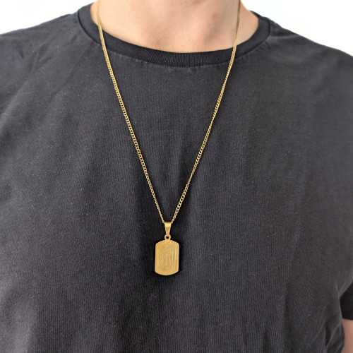 Collare islamico Allah Golden Steel trasportato al collo da un uomo con la sua catena di maglia cubana.