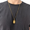 Collare islamico Allah Golden Steel trasportato al collo da un uomo con la sua catena di maglia cubana.