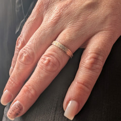 Anello di fidanzamento femminile da donna in acciaio placcato in oro rosa moderno con amante solo amato messaggio e cuori incisi 2