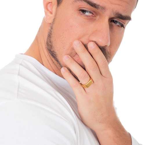 Cavaliere d'acciaio dorato che raggiunge un uomo con un uomo moderno e minimalista
