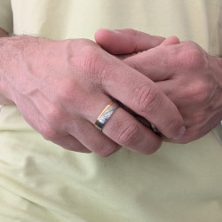 Donna moderna e uomo in donna d'acciaio spazzolato con linea dorata con oro fine e 4 pietre di zirconio 2