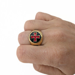 Modern and wide knurry ring for men in golden stainless steel decorated with a red cross and a Templar bookmark 2