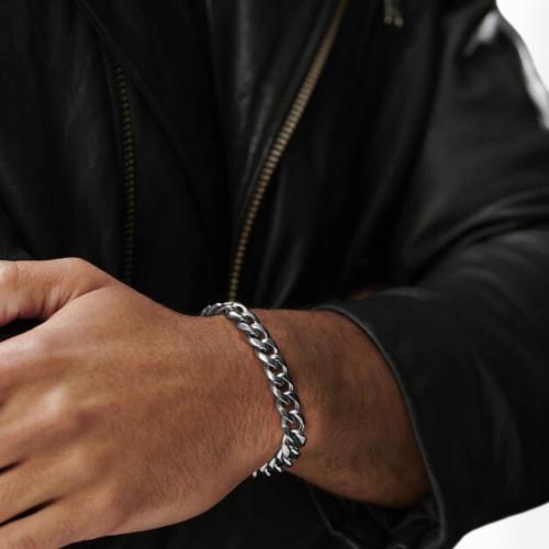 Der Mann, der den Wert durch die schöne Anwesenheit und die Breite von 9 mm dieses kubanischen Mesh-Armbands aussteigt.