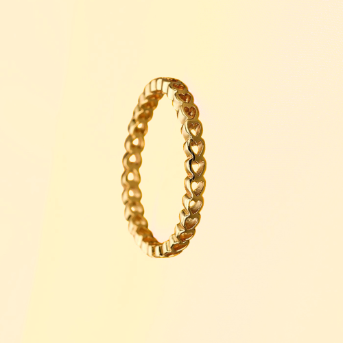 Anillo calado con mini corazones en Golden Golden Steel