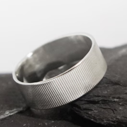 Ringring für Herren aus silbernem Titan mit originalem Streifenband