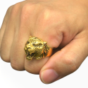 Close-up of the tiger ring carried by a man highlighting the gold veneer and the depth of black details