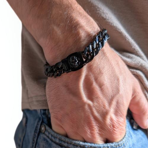 Uomo gourmette con fibbrica in acciaio inox morto in acciaio inox con maglia cubana nera