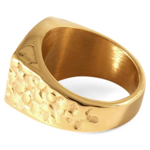 Vista de perfil del anillo de acero de oro de los hombres con el contraste de textura áspera y interior liso