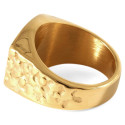 Profilansicht des goldenen Stahlrings der Männer mit dem Kontrast der rauen Beschaffenheit und des glatten Innenraums