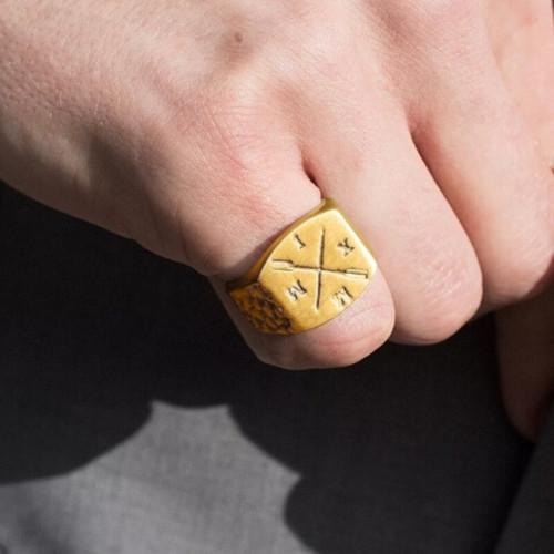 Bague Homme Acier Or avec Chiffres Romains MMXI et Avirons Entrecroisés