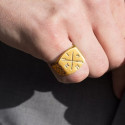 Anillo de hombre de acero de oro con números romanos MMXI y remos entrelazados
