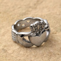 Detailansicht des Rings, der die fein geschnitzten keltischen Knoten an den Seiten des Stahl-CLADDAGH-Rings zeigt