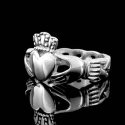 View of the ring showing the shine and the polished details of the heart, hands and crown steel