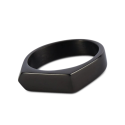 Detalle del anillo de hombre de acero negro que combina una bandeja rectangular y triangular con estilo arquitectónico