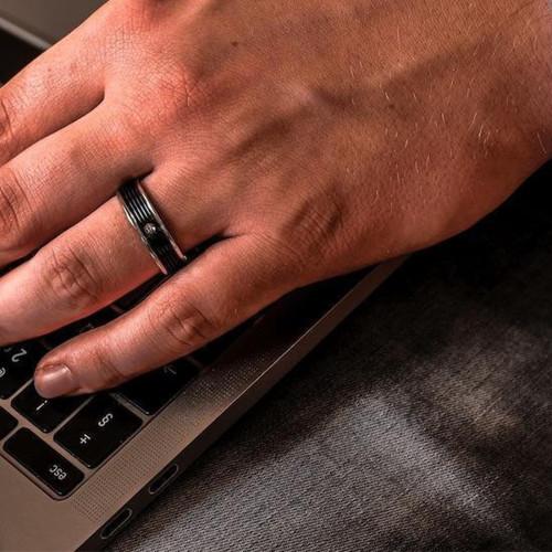 Anillo de compromiso del hombre de acero...