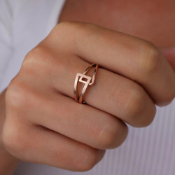 Anillo original y moderno para mujeres en acero de oro rosa con dos triángulos superpuestos que incluyen un sandblaster 2